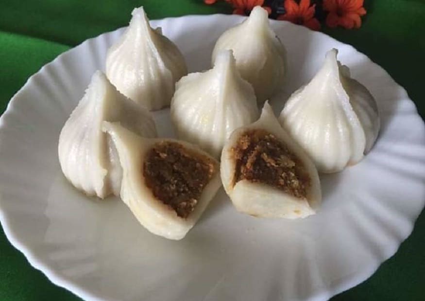 একটি পাত্রে গরম জলের সঙ্গে চালের গুঁড়ো মিশিয়ে নিন। তেল ও নুন যোগ করুন এর সঙ্গে। চালের মিশ্রণটি ছোট ছোট বলের মতো করে হাতের তালুতে কাপের মতো বানিয়ে নিন। একটি পাত্রে গরম জলের সঙ্গে চালের গুঁড়ো মিশিয়ে নিন। তেল ও নুন যোগ করুন এর সঙ্গে। চালের মিশ্রণটি ছোট ছোট বলের মতো করে হাতের তালুতে কাপের মতো বানিয়ে নিন।