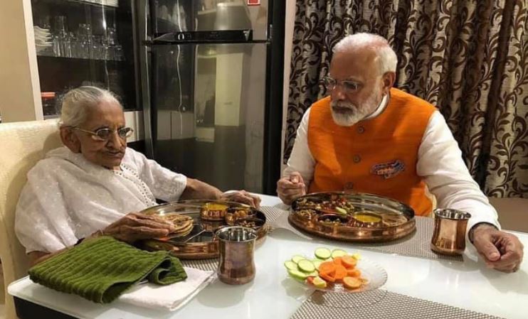 মোদির জন্মদিনে কী রান্না করেছিলেন মোদির মা, তা দেখেই প্রধানমন্ত্রীর জন্য থালি সাজাচ্ছেন কিরণ৷ জন্মদিনে এই ছবি একপ্রকার ভাইরাল হয়েছিল৷ মোদির সামনে রয়েছে তাঁর প্রিয় খাবারগুলি৷ তা দেখেই আন্দাজ করা হচ্ছে কী খেতে পছন্দ করেন তিনি৷ Photo Courtesy: Facebook মোদির জন্মদিনে কী রান্না করেছিলেন মোদির মা, তা দেখেই প্রধানমন্ত্রীর জন্য থালি সাজাচ্ছেন কিরণ৷ জন্মদিনে এই ছবি একপ্রকার ভাইরাল হয়েছিল৷ মোদির সামনে রয়েছে তাঁর প্রিয় খাবারগুলি৷ তা দেখেই আন্দাজ করা হচ্ছে কী খেতে পছন্দ করেন তিনি৷ Photo Courtesy: Facebook