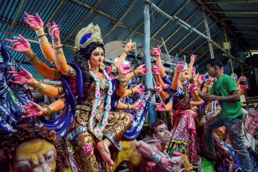 পঞ্জিকা অনুযায়ী ৩ অক্টোবর মহাপঞ্চমী, পরদিন মহাষষ্ঠী পূজার মধ্য দিয়ে শারদীয় দূর্গোৎসবের মুল আনুষ্ঠনিকতা । ৮ অক্টোবর বিজয়া দশমীতে বিদায় নেবেন দেবী দূর্গা। পঞ্জিকা অনুযায়ী ৩ অক্টোবর মহাপঞ্চমী, পরদিন মহাষষ্ঠী পূজার মধ্য দিয়ে শারদীয় দূর্গোৎসবের মুল আনুষ্ঠনিকতা । ৮ অক্টোবর বিজয়া দশমীতে বিদায় নেবেন দেবী দূর্গা।