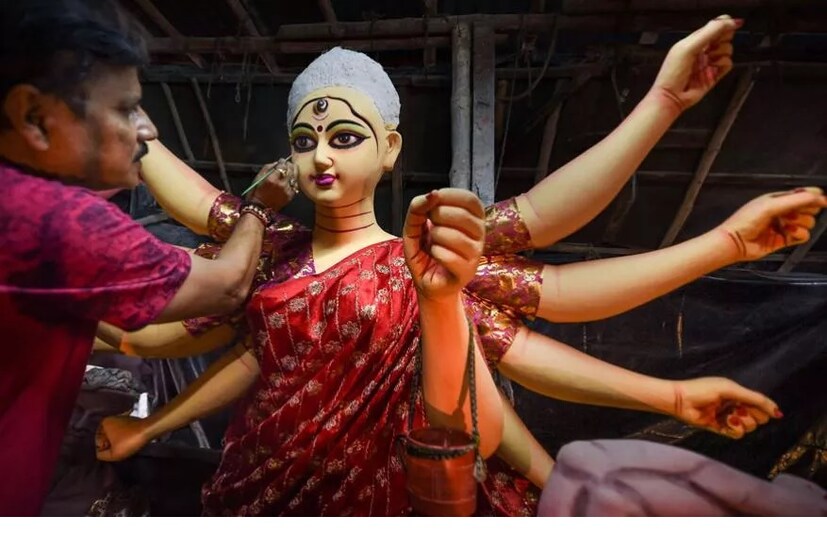  শরতের সাদা কাঁশফুল আর শিউলি ফুলের সুঘ্রান জানান দিচ্ছে শারদোৎসবের আর বেশি দিন বাকি নেই।