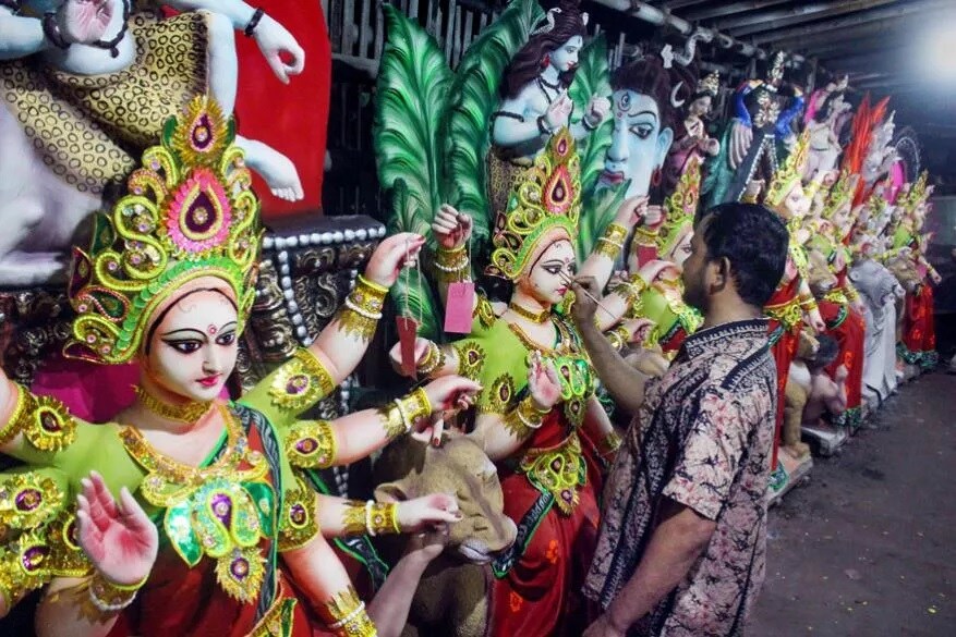 দুর্গাপূজোয় ঢাকে কাঠি পড়া শুধু সময়ের অপেক্ষা। হিন্দুধর্ম মতে, পিতৃপক্ষের অবসান হয়ে দেবীপক্ষের শুরু। দেবীদুর্গার আরাধনার মধ্য দিয়ে জাগ্রত করা হয় মাতৃশক্তিকে। দুর্গাপূজোয় ঢাকে কাঠি পড়া শুধু সময়ের অপেক্ষা। হিন্দুধর্ম মতে, পিতৃপক্ষের অবসান হয়ে দেবীপক্ষের শুরু। দেবীদুর্গার আরাধনার মধ্য দিয়ে জাগ্রত করা হয় মাতৃশক্তিকে।