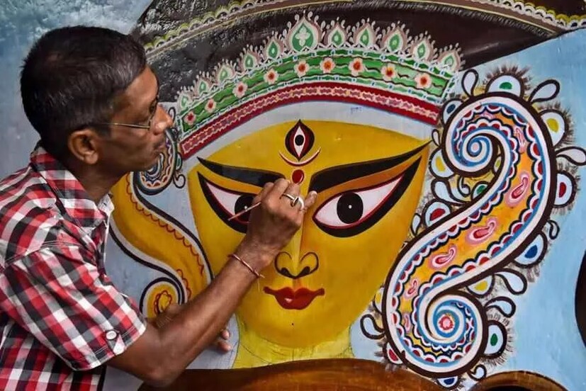 বাঙালিরা যেমন মেতে ওঠে দুর্গা পুজোতে তেমনি অবাঙালিরা ৯ দিনের জন্য নবরাত্রিতে মেতে থাকে। 