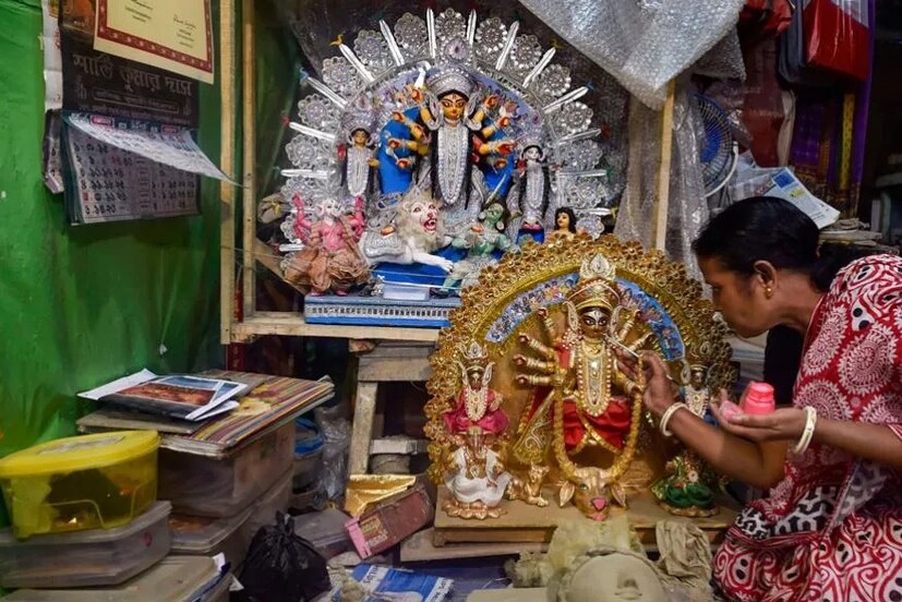 মহালয়ার দিনই হয় দেবীর চক্ষুদান। অর্থাৎ শিল্পীর তুলির টানে জেগে ওঠে প্রতিমার ত্রিনয়ন।
