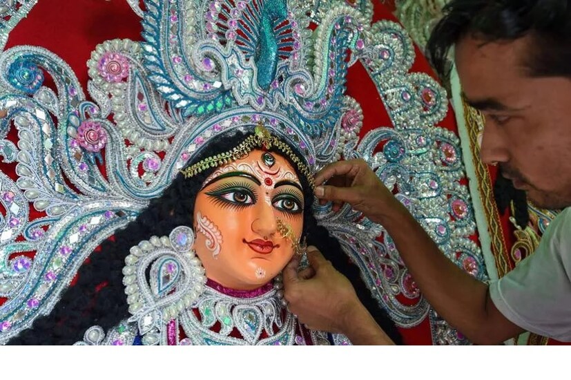 মা দুর্গাকে সাজাতে রাতদিন কাজ করছেন প্রতিমা কারিগররা। 
