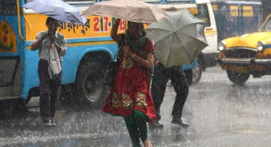 কলকাতা পুরসভাকে সতর্ক থাকার নির্দেশ, পাশাপাশি জলনিকাশি ব্যবস্থায়ও নজরদারির নির্দেশ দেওয়া হয়েছে সরকারের তরফে। কলকাতা পুরসভাকে সতর্ক থাকার নির্দেশ, পাশাপাশি জলনিকাশি ব্যবস্থায়ও নজরদারির নির্দেশ দেওয়া হয়েছে সরকারের তরফে।