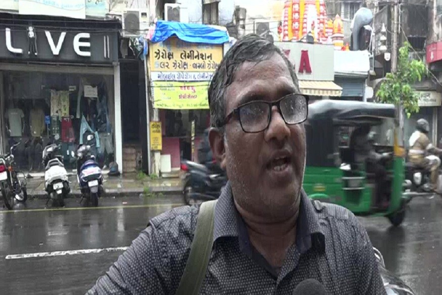 নয়া ট্রাফিক আইন জারির পর জরিমানার ছ্যাঁকায় সবর্ত্র ত্রাহি ত্রাহি রব ৷ বিপুল পরিমাণ জরিমানার হিসেব রোজই গড়ছে নয়া রেকর্ড ৷ এই জরিমানার হাত থেকে রেহাই পেতেই অভিনব পন্থার খোজ দিলেন ভদোদরার বাসিন্দা রামপাল শাহ ৷ তাঁর কাণ্ড দেখে হাততালি ও বাহবায় ফেটে পড়ছে নেট দুনিয়া ৷ নয়া ট্রাফিক আইন জারির পর জরিমানার ছ্যাঁকায় সবর্ত্র ত্রাহি ত্রাহি রব ৷ বিপুল পরিমাণ জরিমানার হিসেব রোজই গড়ছে নয়া রেকর্ড ৷ এই জরিমানার হাত থেকে রেহাই পেতেই অভিনব পন্থার খোজ দিলেন ভদোদরার বাসিন্দা রামপাল শাহ ৷ তাঁর কাণ্ড দেখে হাততালি ও বাহবায় ফেটে পড়ছে নেট দুনিয়া ৷