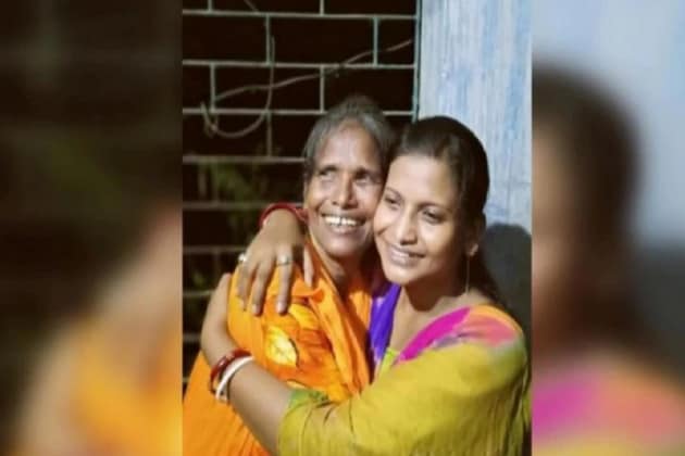 গত কয়েকদিন ধরে সোশ্যাল মিডিয়ায় ভাইরাল রাণু মন্ডল ৷ সোশ্যাল মিডিয়ায় ছেয়ে গিয়েছে রাণুর গান ৷ কিন্তু সম্প্রতি তার মেয়ে সাথী এমন একটি মন্তব্য করেছে যা শুনে চমকে যাবেন আপনিও ৷ এছাড়ি তিনি আরও একাধিক বিস্ফোরক তথ্য প্রকাশ করেছেন ৷ একাধিক মানুষের উপর অভিযোগ তুলেনছেন রাণুর মেয়ে ৷ গত কয়েকদিন ধরে সোশ্যাল মিডিয়ায় ভাইরাল রাণু মন্ডল ৷ সোশ্যাল মিডিয়ায় ছেয়ে গিয়েছে রাণুর গান ৷ কিন্তু সম্প্রতি তার মেয়ে সাথী এমন একটি মন্তব্য করেছে যা শুনে চমকে যাবেন আপনিও ৷ এছাড়ি তিনি আরও একাধিক বিস্ফোরক তথ্য প্রকাশ করেছেন ৷ একাধিক মানুষের উপর অভিযোগ তুলেনছেন রাণুর মেয়ে ৷