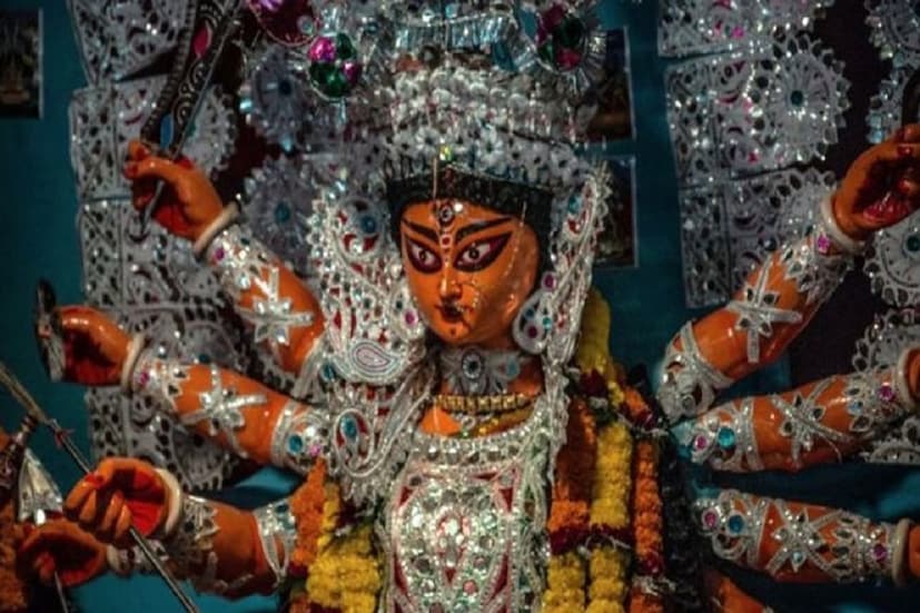 তিনি এও বলেছেন মায়ে-ঝিয়ে করব ঝগড়া জামাই বলেও মানবনা ৷ যদি এসে মৃত্যুঞ্জয় উমা নেওয়ার কথা কয় ৷ তবুও উমাকে কিছুতেই আর ছাড়ব না ৷ ছবি সংগৃহীত ৷
