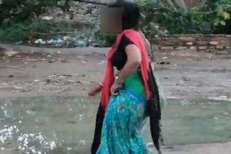 ভদ্রমহিলা নিজের শাড়িও খুলে ফেলেন সকলের সামনেই৷ বারবার কুন্ডতে ঝাঁপ দিচ্ছিলেন তিনি ৷ এরপর তাঁকে কোনওরকমে টেনে সেখান থেকে সরান কয়েকজন যুবক ৷ Photo- Collected ভদ্রমহিলা নিজের শাড়িও খুলে ফেলেন সকলের সামনেই৷ বারবার কুন্ডতে ঝাঁপ দিচ্ছিলেন তিনি ৷ এরপর তাঁকে কোনওরকমে টেনে সেখান থেকে সরান কয়েকজন যুবক ৷ Photo- Collected