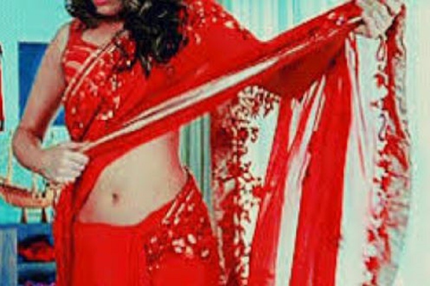 ভরতপুরের শশ্মানেশ্বর মন্দিরে দেব দর্শনে গিয়েছিলেন মহিলা ৷ সেখানেই মদ্যপান করেন ওই পুণ্যার্থী মহিলা ৷ সেখানে তিনি যা করছিলেন তাতে সমস্ত ভিড় তাঁকেই দেখতে শুরু করে ৷ অশ্রাব্য গালাগালি করছিলেন ওই মহিলা পাশাপাশি নিজের পায়ে দাঁড়িয়ে থাকার ক্ষমতাও ছিল না তাঁর ৷ Photo- Representive ভরতপুরের শশ্মানেশ্বর মন্দিরে দেব দর্শনে গিয়েছিলেন মহিলা ৷ সেখানেই মদ্যপান করেন ওই পুণ্যার্থী মহিলা ৷ সেখানে তিনি যা করছিলেন তাতে সমস্ত ভিড় তাঁকেই দেখতে শুরু করে ৷ অশ্রাব্য গালাগালি করছিলেন ওই মহিলা পাশাপাশি নিজের পায়ে দাঁড়িয়ে থাকার ক্ষমতাও ছিল না তাঁর ৷ Photo- Representive