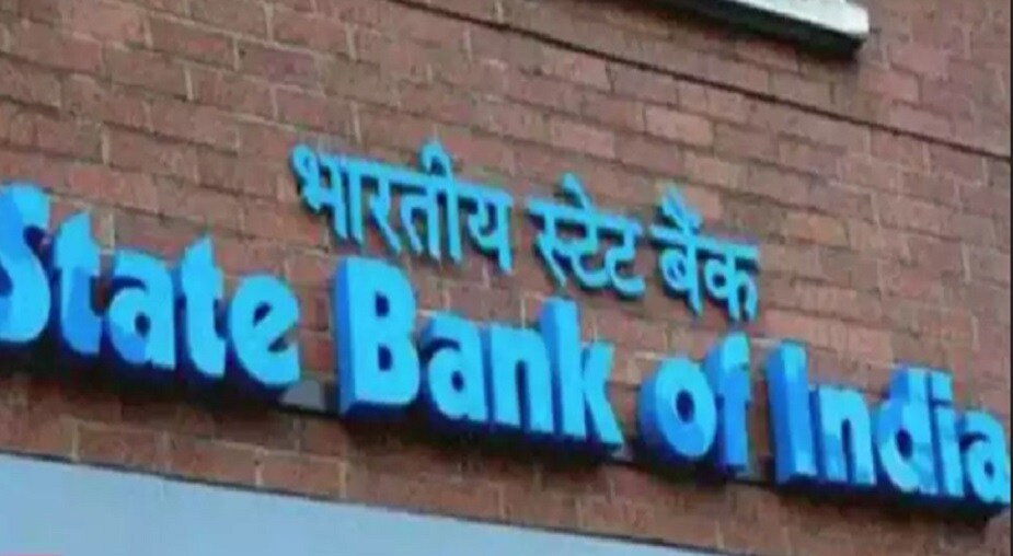 ব্যাঙ্কের তরফে জারি বিজ্ঞপ্তিতে বলা হয়েছে স্বল্প মেয়াদি এফডি-তে ১০ সেপ্টেম্বর থেকে .২০ শতাংশ থেকে .২৫ শতাংশ সুদ কমছে ৷ সিনিয়র সিটিজেনদেরও সুদের হার কমছে ৷ ১০ সেপ্টেম্বর থেকে নতুন হার কার্যকর করা হবে ৷ তবে দীর্ঘমেয়াদী ফিক্সড ডিপোজিটে হার অপরিবর্তিত ৷ টার্ম ডিপোজিটে সুদের হার ০.১০ শতাংশ থেকে ০.২০ শতাংশ কমানো হয়েছে ৷ মনে করা হচ্ছে স্টেট ব্যাঙ্কের এই পদক্ষেপের পর অন্যান্য ব্যাঙ্কগুলিও তাদের সুদের হার কমিয়ে দেবে ৷ ব্যাঙ্কের তরফে জারি বিজ্ঞপ্তিতে বলা হয়েছে স্বল্প মেয়াদি এফডি-তে ১০ সেপ্টেম্বর থেকে .২০ শতাংশ থেকে .২৫ শতাংশ সুদ কমছে ৷ সিনিয়র সিটিজেনদেরও সুদের হার কমছে ৷ ১০ সেপ্টেম্বর থেকে নতুন হার কার্যকর করা হবে ৷ তবে দীর্ঘমেয়াদী ফিক্সড ডিপোজিটে হার অপরিবর্তিত ৷ টার্ম ডিপোজিটে সুদের হার ০.১০ শতাংশ থেকে ০.২০ শতাংশ কমানো হয়েছে ৷ মনে করা হচ্ছে স্টেট ব্যাঙ্কের এই পদক্ষেপের পর অন্যান্য ব্যাঙ্কগুলিও তাদের সুদের হার কমিয়ে দেবে ৷