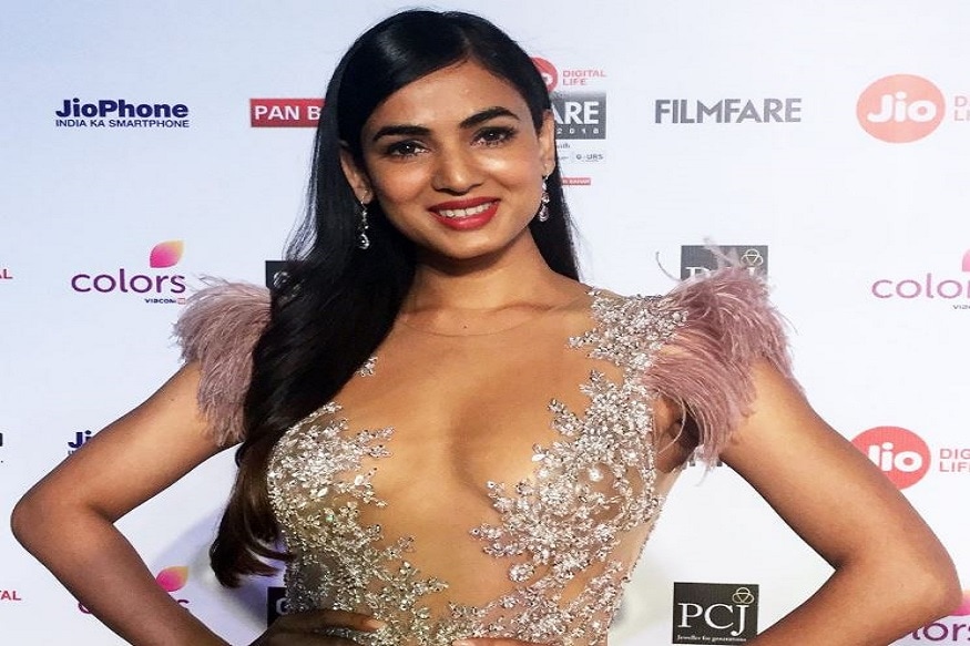 সোনাল মডেল, এছাড়াও বলি ও টলি ছবির দুনিয়ায় পা রেখেছেন ৷ তবে কেএল রাহুলকে নিয়ে তিনি জানিয়েছেন রাহুল ভালো ক্রিকেটার ৷ তাঁদের ব্যক্তিগত জীবন নিয়ে কোনওরকম ইঙ্গিত দেননি তিনি ৷ Photo- Fle সোনাল মডেল, এছাড়াও বলি ও টলি ছবির দুনিয়ায় পা রেখেছেন ৷ তবে কেএল রাহুলকে নিয়ে তিনি জানিয়েছেন রাহুল ভালো ক্রিকেটার ৷ তাঁদের ব্যক্তিগত জীবন নিয়ে কোনওরকম ইঙ্গিত দেননি তিনি ৷ Photo- Fle