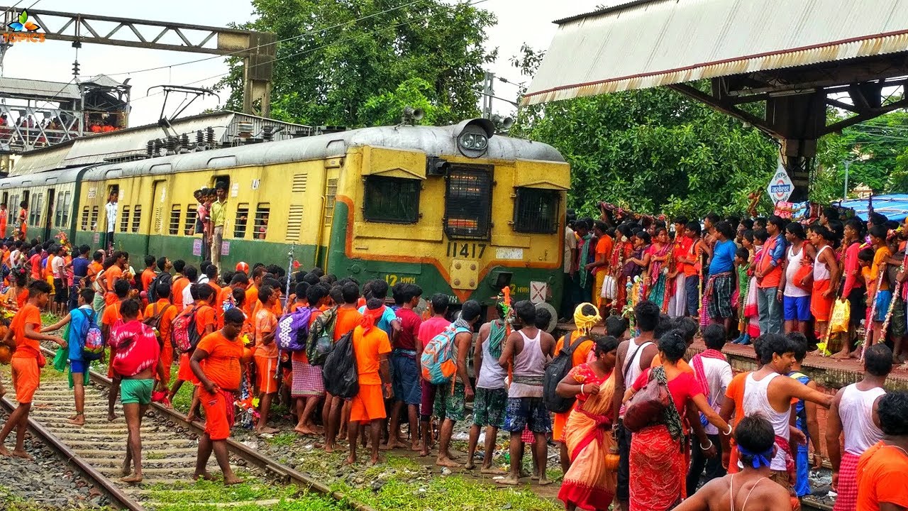 • এই কষ্ট থেকে উদ্ধার করার জন্য মহাদেবকে ডাকতে থাকেন তিনি ৷ এই সময় বিষ্ণুদাসের এক ভাই দেখতে পান, জঙ্গলের মধ্যে একটি পাথরখণ্ড রয়েছে ৷ গরুরা প্রতিদিন এসে ওই খণ্ডের উপর দুধ দান করে যায় ৷ বাড়িতে এসে দাদাকে সব কথা বলেন তিনি ৷ ছবি: সংগৃহীত ৷ • এই কষ্ট থেকে উদ্ধার করার জন্য মহাদেবকে ডাকতে থাকেন তিনি ৷ এই সময় বিষ্ণুদাসের এক ভাই দেখতে পান, জঙ্গলের মধ্যে একটি পাথরখণ্ড রয়েছে ৷ গরুরা প্রতিদিন এসে ওই খণ্ডের উপর দুধ দান করে যায় ৷ বাড়িতে এসে দাদাকে সব কথা বলেন তিনি ৷ ছবি: সংগৃহীত ৷