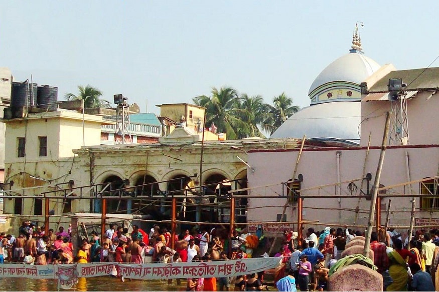 • সোমবার মহাদেবের পুজোর দিন ৷ শ্রাবণ মাসের সোমবারগুলোতে তারকেশ্বরে তিল ধারণের জায়গা থাকে না ৷ তবে বছরের সমস্ত সোমবারেই তারকেশ্বরে ঘটা করে পুজো হয় ৷ বহু ভক্ত সমাগম ঘটে ৷ দূরদূরান্ত থেকে ভক্তরা যান মহাদেবের মাথায় জল ঢালার উদ্দেশ্যে ৷ ছবি: সংগৃহীত ৷ • সোমবার মহাদেবের পুজোর দিন ৷ শ্রাবণ মাসের সোমবারগুলোতে তারকেশ্বরে তিল ধারণের জায়গা থাকে না ৷ তবে বছরের সমস্ত সোমবারেই তারকেশ্বরে ঘটা করে পুজো হয় ৷ বহু ভক্ত সমাগম ঘটে ৷ দূরদূরান্ত থেকে ভক্তরা যান মহাদেবের মাথায় জল ঢালার উদ্দেশ্যে ৷ ছবি: সংগৃহীত ৷