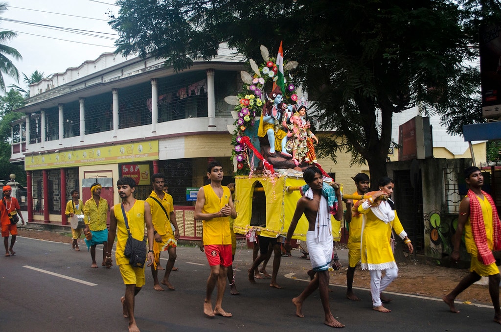 • তখনই স্বপ্নাদেশ পান বিষ্ণুদাস ৷ স্বপ্নে মহাদেব নির্দেশ দেন, ওই পাথরটিই তাঁর রূপ ৷ এরপর বিষ্ণু জঙ্গলের মধ্যে মহাদেবের মন্দির তৈরি করেন ৷ শিবের তারকেশ্বরের রূপে পূজিত হতে থাকেন মহাদেব ৷তবে আজকের তারকেশ্বরের মন্দির অবশ্য মল্ল রাজাদের হাতে তৈরি ৷ সোনা যায়, স্বাপ্নদিষ্ট হয়ে মল্লরাজ ভারামল্ল ১৭২৯-এ এখানে মন্দির তৈরি করান ৷ রাজবাড়ি থেকে তারকেশ্বর মন্দিরের দূরত্ব প্রায় তিন কিলোমিটার। ছবি: সংগৃহীত ৷ • তখনই স্বপ্নাদেশ পান বিষ্ণুদাস ৷ স্বপ্নে মহাদেব নির্দেশ দেন, ওই পাথরটিই তাঁর রূপ ৷ এরপর বিষ্ণু জঙ্গলের মধ্যে মহাদেবের মন্দির তৈরি করেন ৷ শিবের তারকেশ্বরের রূপে পূজিত হতে থাকেন মহাদেব ৷তবে আজকের তারকেশ্বরের মন্দির অবশ্য মল্ল রাজাদের হাতে তৈরি ৷ সোনা যায়, স্বাপ্নদিষ্ট হয়ে মল্লরাজ ভারামল্ল ১৭২৯-এ এখানে মন্দির তৈরি করান ৷ রাজবাড়ি থেকে তারকেশ্বর মন্দিরের দূরত্ব প্রায় তিন কিলোমিটার। ছবি: সংগৃহীত ৷