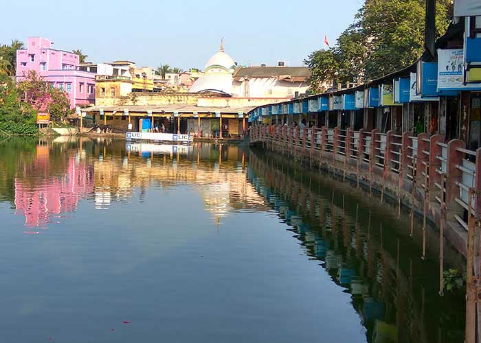 • এতটা পথ রানিমার পুজো দিতে আসতে অসুবিধা হয়, তাই পরিকল্পনা শুরু হল মন্দির স্থানান্তকরণের ৷ কিন্তু শেষ পর্যন্ত আর পুরনো মন্দির ছেড়ে যেতে চাননি মহাদেব ৷ তাই রাজবাড়ির কাছে নতুন মন্দির নির্মাণ করেন মহারাজ ৷ ছবি: সংগৃহীত ৷ • এতটা পথ রানিমার পুজো দিতে আসতে অসুবিধা হয়, তাই পরিকল্পনা শুরু হল মন্দির স্থানান্তকরণের ৷ কিন্তু শেষ পর্যন্ত আর পুরনো মন্দির ছেড়ে যেতে চাননি মহাদেব ৷ তাই রাজবাড়ির কাছে নতুন মন্দির নির্মাণ করেন মহারাজ ৷ ছবি: সংগৃহীত ৷