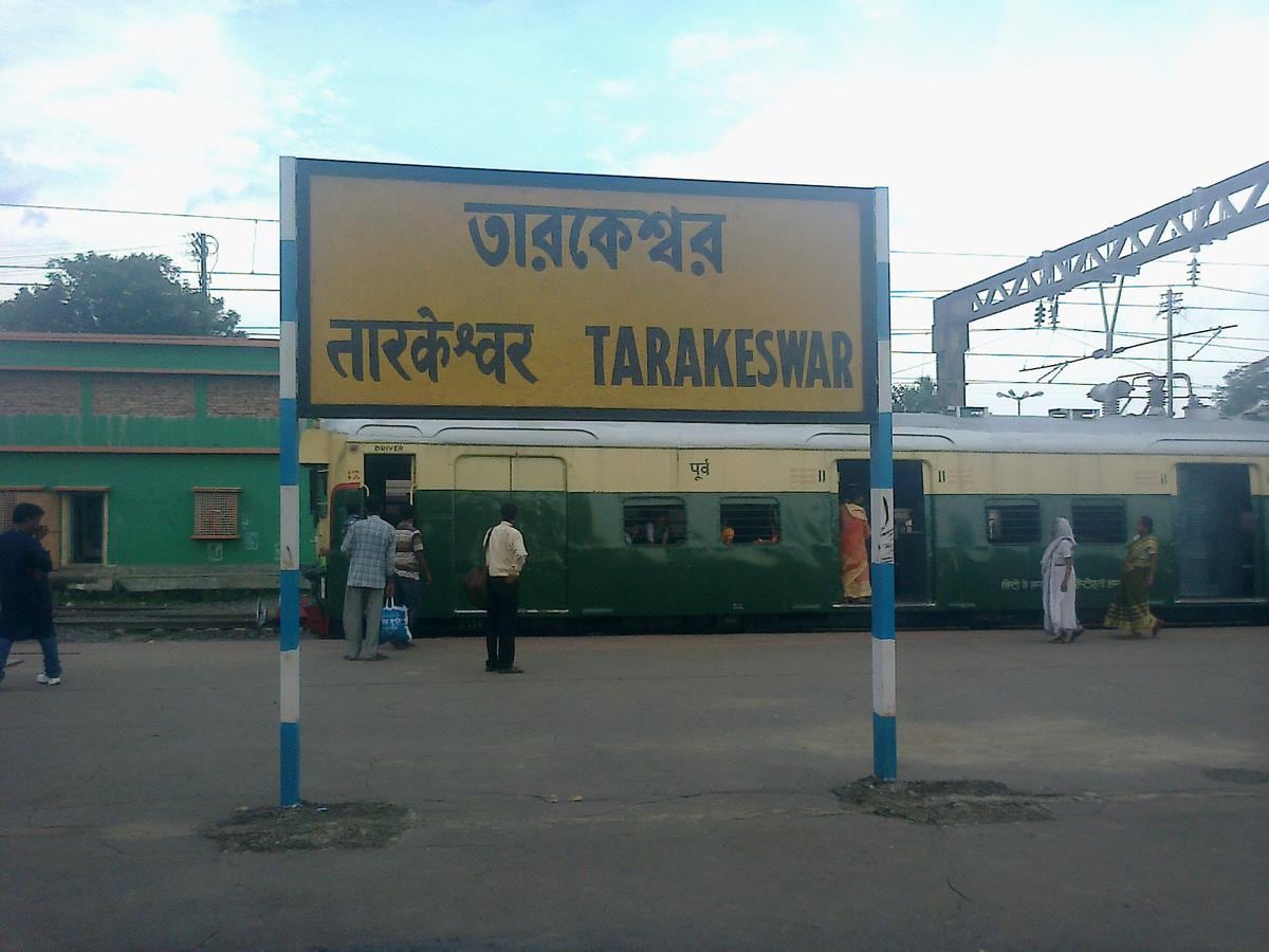 • পরে আজকের আটচালা মন্দিরটি তৈরি করেন শিয়াখালার গোবর্ধন রক্ষিত। স্বয়ম্ভু শিবলিঙ্গ ছাড়াও মন্দিরে রয়েছেন বাসুদেব, দ্বিমতে ব্রহ্মা। তারকেশ্বর মন্দির বাংলার চালা স্থাপত্যের আদর্শ উদাহরণ। যে ক’টি প্রাচীন চালা মন্দির বাংলায় টিকে রয়েছে, তার মধ্যে তারকেশ্বর অন্যতম। ছবি: সংগৃহীত ৷ • পরে আজকের আটচালা মন্দিরটি তৈরি করেন শিয়াখালার গোবর্ধন রক্ষিত। স্বয়ম্ভু শিবলিঙ্গ ছাড়াও মন্দিরে রয়েছেন বাসুদেব, দ্বিমতে ব্রহ্মা। তারকেশ্বর মন্দির বাংলার চালা স্থাপত্যের আদর্শ উদাহরণ। যে ক’টি প্রাচীন চালা মন্দির বাংলায় টিকে রয়েছে, তার মধ্যে তারকেশ্বর অন্যতম। ছবি: সংগৃহীত ৷