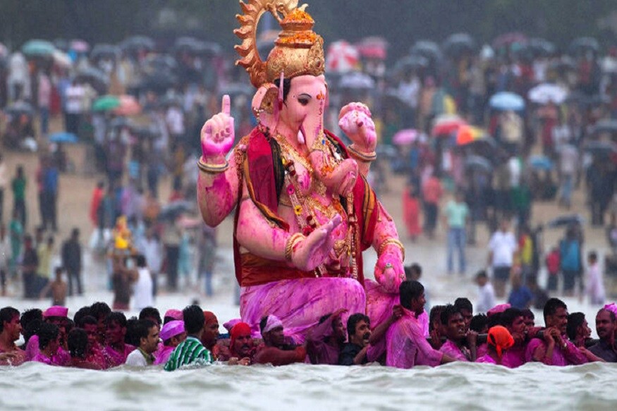 হাতির কান বিশাল৷ বড় কান মানে তার শোনার ক্ষমতাও বেশি৷ ঠিক একইভাবে গণেশের জিভ থাকে অনেক ভিতরে৷ অর্থাৎ, সাফল্য পেতে গেলে শুনতে হবে অনেক বেশি, কথা বলতে হবে কম৷ সংবেদনশীল ও মনযোগী শ্রোতা হওয়াই একজন ম্যানেজমেন্ট গুরুর আদর্শ গুণ৷ হাতির কান বিশাল৷ বড় কান মানে তার শোনার ক্ষমতাও বেশি৷ ঠিক একইভাবে গণেশের জিভ থাকে অনেক ভিতরে৷ অর্থাৎ, সাফল্য পেতে গেলে শুনতে হবে অনেক বেশি, কথা বলতে হবে কম৷ সংবেদনশীল ও মনযোগী শ্রোতা হওয়াই একজন ম্যানেজমেন্ট গুরুর আদর্শ গুণ৷