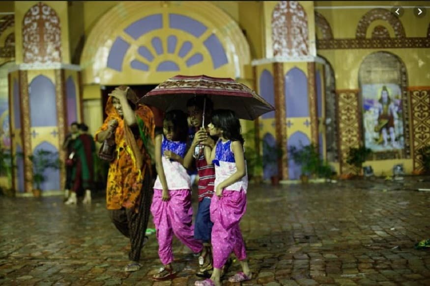 বাঙালির মনে এখন একটাই প্রশ্ন, এবছরের পুজোটা ভেস্তে যাবে না তো ? প্যান্ডেল হপিং বন্ধ ? বাড়ি বসেই গোমড়া মুখে পুজো কাটাতে হবে ? আলিপুর আবহাওয়া দফতরের পূর্বাভাসে অন্ত এমনটাই মনে হচ্ছে! হাওয়া অফিস জানিয়েছে আজ মহলয়াতেও তুমুল বৃষ্টির সম্ভাবনা রয়েছে! বাঙালির মনে এখন একটাই প্রশ্ন, এবছরের পুজোটা ভেস্তে যাবে না তো ? প্যান্ডেল হপিং বন্ধ ? বাড়ি বসেই গোমড়া মুখে পুজো কাটাতে হবে ? আলিপুর আবহাওয়া দফতরের পূর্বাভাসে অন্ত এমনটাই মনে হচ্ছে! হাওয়া অফিস জানিয়েছে আজ মহলয়াতেও তুমুল বৃষ্টির সম্ভাবনা রয়েছে!