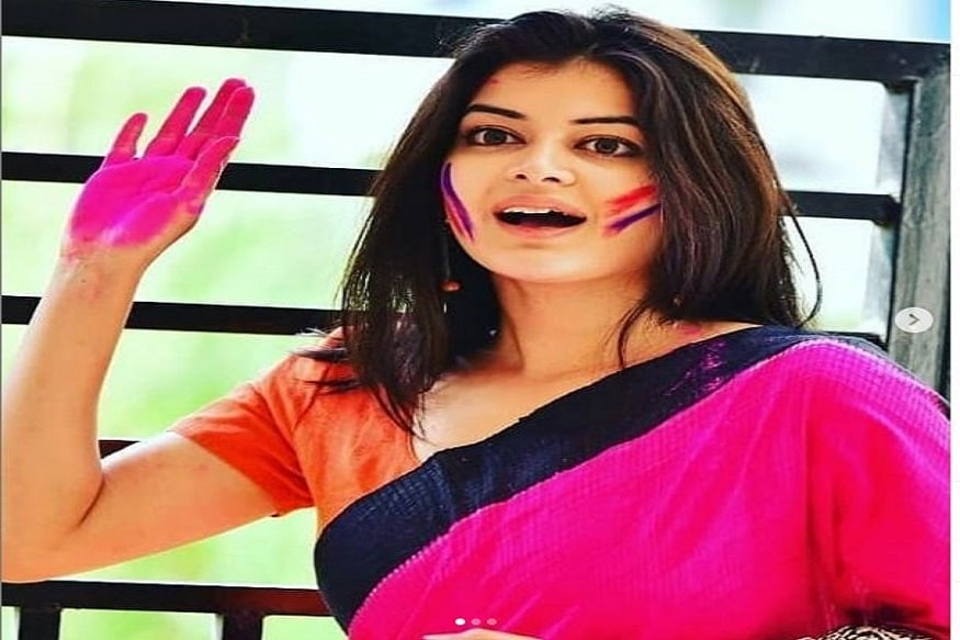 বেশ কিছুদিন ধরেই চর্চায় বাংলা সিরিয়ালের জনপ্রিয় মুখ মধুমিতা সরকার। কারণ ? শোনা যাচ্ছে বিয়ে ভাঙতে চলেছে মধুমিতার। ৮ বছরের দাম্পত্য জীবনের শেষে নাকি বিচ্ছেদ হতে চলেছে মধুমিতা ও বাংলা সিরিয়ালেরই আরেক জনপ্রিয় মুখ সৌরভ চক্রবর্তীর। বেশ কিছুদিন ধরেই চর্চায় বাংলা সিরিয়ালের জনপ্রিয় মুখ মধুমিতা সরকার। কারণ ? শোনা যাচ্ছে বিয়ে ভাঙতে চলেছে মধুমিতার। ৮ বছরের দাম্পত্য জীবনের শেষে নাকি বিচ্ছেদ হতে চলেছে মধুমিতা ও বাংলা সিরিয়ালেরই আরেক জনপ্রিয় মুখ সৌরভ চক্রবর্তীর।