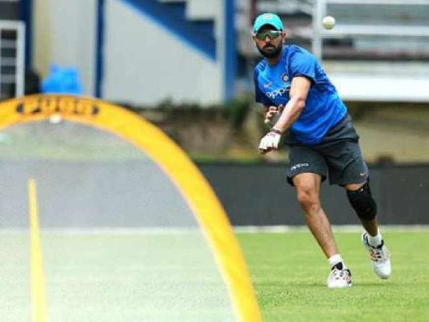 বিক্ষোভ জানিয়ে যুবরাজ সিং বলেছেন , ২০১৭ সালে তিনি ইয়োইয়ে টেস্ট পাস করার পরেও তাঁকে দলে রাখা হয়নি ৷ অথচ এই ফিটনেস টেস্টটাই এই মুহূর্তে ভারতীয় দলে ঢোকার অন্যতম যোগ্যতা মান ৷ ২০০৭ -র টি-টোয়েন্টি বিশ্বকাপ দল ২০১১ বিশ্বকাপ জয়ে বড় ভূমিকা নিয়েছিলেন তিনি ৷ অথচ ক্যান্সার সারিয়ে ফিরে আসার পর হঠাৎই সরিয়ে দেওয়া হল তাঁকে ৷ Photo- File বিক্ষোভ জানিয়ে যুবরাজ সিং বলেছেন , ২০১৭ সালে তিনি ইয়োইয়ে টেস্ট পাস করার পরেও তাঁকে দলে রাখা হয়নি ৷ অথচ এই ফিটনেস টেস্টটাই এই মুহূর্তে ভারতীয় দলে ঢোকার অন্যতম যোগ্যতা মান ৷ ২০০৭ -র টি-টোয়েন্টি বিশ্বকাপ দল ২০১১ বিশ্বকাপ জয়ে বড় ভূমিকা নিয়েছিলেন তিনি ৷ অথচ ক্যান্সার সারিয়ে ফিরে আসার পর হঠাৎই সরিয়ে দেওয়া হল তাঁকে ৷ Photo- File