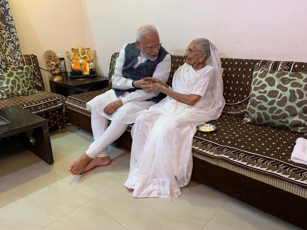 বৃহস্পতিবার সর্দার বল্লভভাই পটেলের ১৪৪ তম জন্ম শতবার্ষিকী৷ সেই উপলক্ষ্যেই গুজরাটে পৌছেছেন মোদি ৷ বৃহস্পতিবার সর্দার বল্লভভাই পটেলের ১৪৪ তম জন্ম শতবার্ষিকী৷ সেই উপলক্ষ্যেই গুজরাটে পৌছেছেন মোদি ৷
