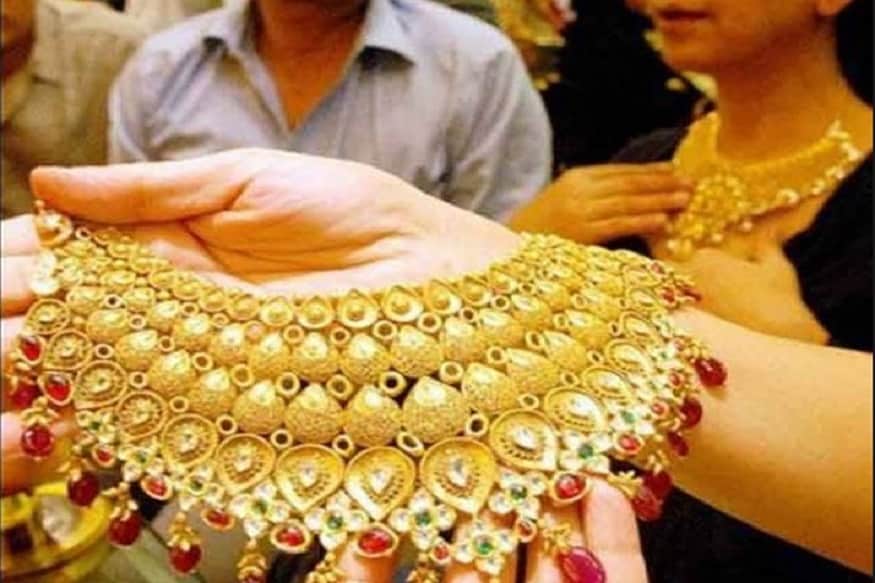 এই সময়ে দোকানে বিক্রি বাড়াতে বিভিন্ন দোকান বিভিন্ন ছাড়ের অফার দেয় ৷ সঙ্গে থাকে লাকি ড্র , কিন্তু লাভের পরিমাণ যেন এতে না কমে তাই সোনার মানেই হেরফের করে দিচ্ছেন বিক্রেতারা ৷ ইতিমধ্যেই দিল্লিতে এই ঘটনার সবচেয়ে বেশি রিপোর্ট পাওয়া গেছে ৷Photo- Representive এই সময়ে দোকানে বিক্রি বাড়াতে বিভিন্ন দোকান বিভিন্ন ছাড়ের অফার দেয় ৷ সঙ্গে থাকে লাকি ড্র , কিন্তু লাভের পরিমাণ যেন এতে না কমে তাই সোনার মানেই হেরফের করে দিচ্ছেন বিক্রেতারা ৷ ইতিমধ্যেই দিল্লিতে এই ঘটনার সবচেয়ে বেশি রিপোর্ট পাওয়া গেছে ৷Photo- Representive