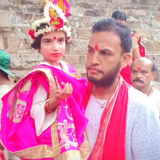 ষোলো বছরের কম অরজঃস্বলা কুমারী ছোট মেয়েকেই পুজা করা হয় ৷