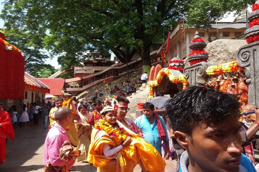 দলে দলে ভক্তেরা কোলে কন্যাদের নিয়ে কুমারী পুজোর উদ্দেশ্যে জড়ো হয়েছেন মন্দির প্রাঙ্গণে ৷