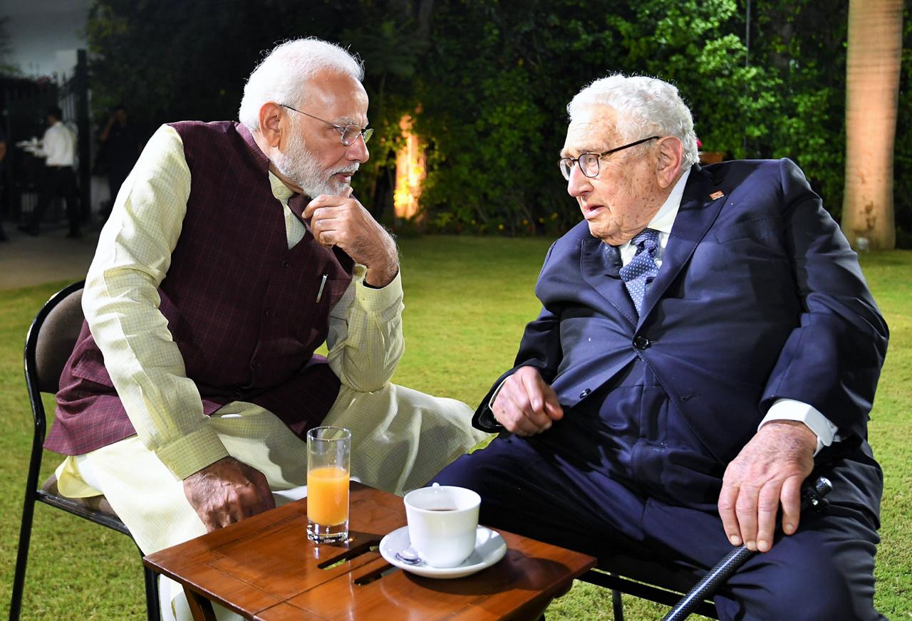 এদিন দুই প্রাক্তন প্রধানমন্ত্রী টনি ব্লেয়ার ও জন হাওয়ার্ডের সঙ্গে একান্ত আলাপচারিতায় দেখা গেল মোদিকে ৷ এদিন দুই প্রাক্তন প্রধানমন্ত্রী টনি ব্লেয়ার ও জন হাওয়ার্ডের সঙ্গে একান্ত আলাপচারিতায় দেখা গেল মোদিকে ৷