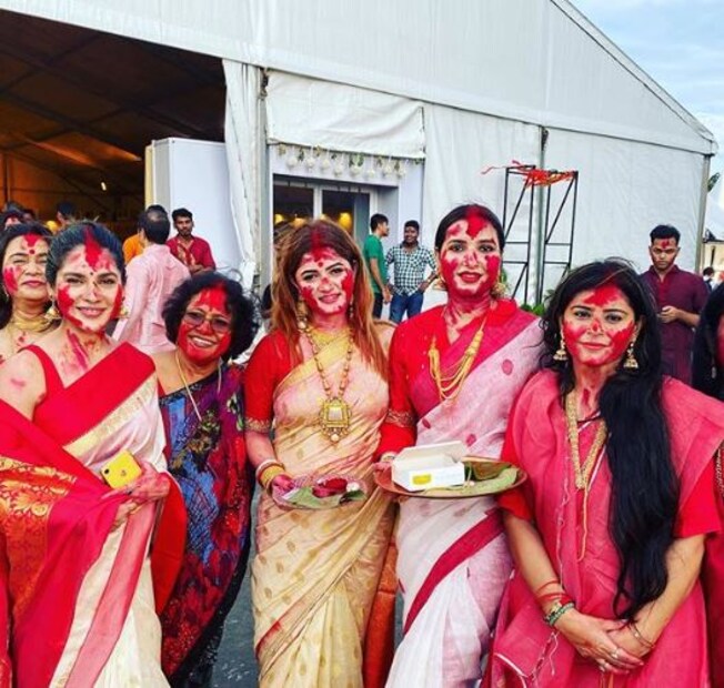 দুই জুটিতে মিলে সিঁদুর খেললেন জমিয়ে ৷ 
