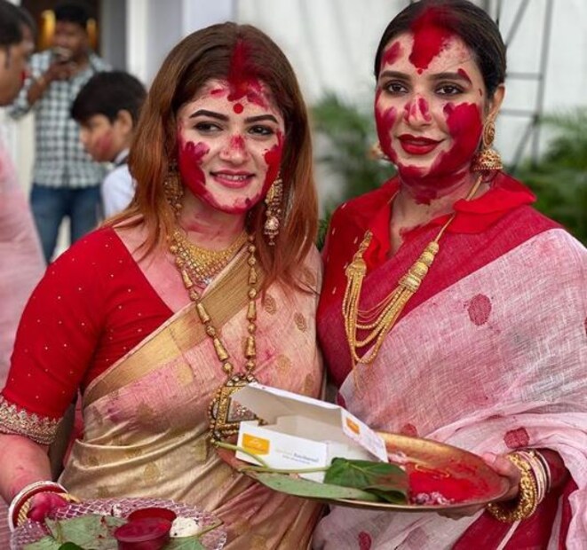 সিঁদুরে মাখামাখি দুই নায়িকার মুখ ৷ Photo: Instagram 