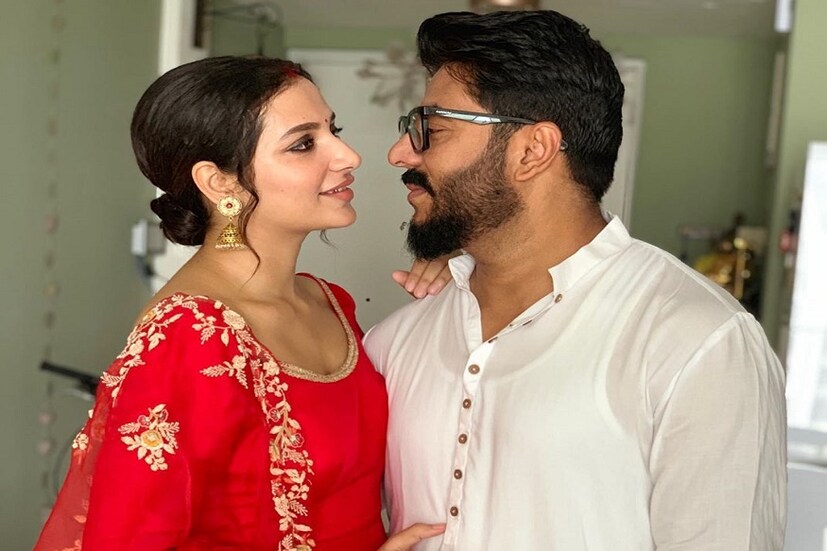 প্রেমে গদগদ দু’জনেই৷ ছবি দেখে বোঝার উপায় নেই যে এদের বিয়ে হয়েছে বছর কয়েক বছর! এখনও প্রেম এতটাই গাঢ়! Photo Courtesy: Instagram 
