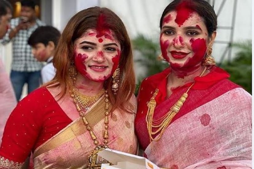 দশমীতে সিঁদুর খেলবেন না শুভশ্রী-শ্রাবন্তী ৷ তা আবার হয় নাকি ৷ দু’জনরেই নতুন সোহাগ, নতুন সংসার ৷  তাই চুটিয়ে একসঙ্গে সিঁদুর খেলায় মেতে উঠলেন টলিউডের দুই মিষ্টি নায়িকা ৷ Photo: Instagram 