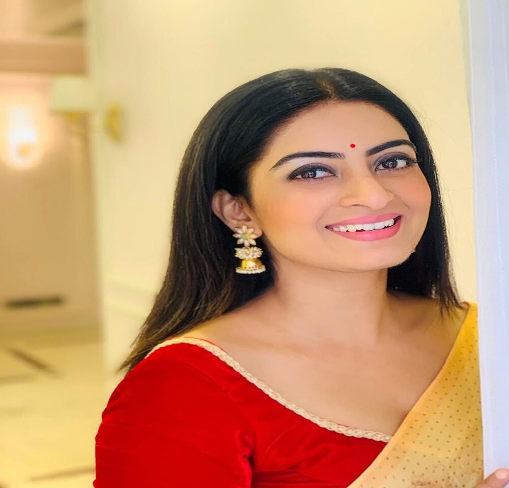 সোনালি শাড়ি (হলুদও বলা যেতে পারে) রঙের লাল ব্লাউজে রীতিমত সুন্দরী লাগছেন ৷ একথা সত্যি সব সময়েই তিনি সুন্দর ৷ ছবি সৌজন্যে ফেসবুক ৷ সোনালি শাড়ি (হলুদও বলা যেতে পারে) রঙের লাল ব্লাউজে রীতিমত সুন্দরী লাগছেন ৷ একথা সত্যি সব সময়েই তিনি সুন্দর ৷ ছবি সৌজন্যে ফেসবুক ৷