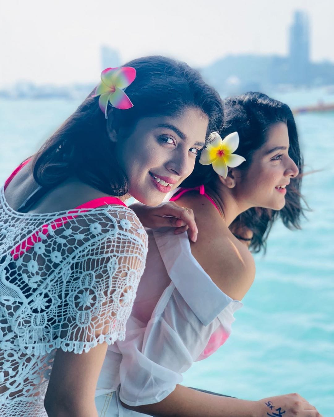• অদ্রিজার সঙ্গে গিয়েছেন ‘সাঁঝের বাতি’ ধারাবাহিকের চারু ওরফে দেবচন্দ্রিমা সিংহরায় ৷ ছবি: ইনস্টাগ্রাম ৷ • অদ্রিজার সঙ্গে গিয়েছেন ‘সাঁঝের বাতি’ ধারাবাহিকের চারু ওরফে দেবচন্দ্রিমা সিংহরায় ৷ ছবি: ইনস্টাগ্রাম ৷