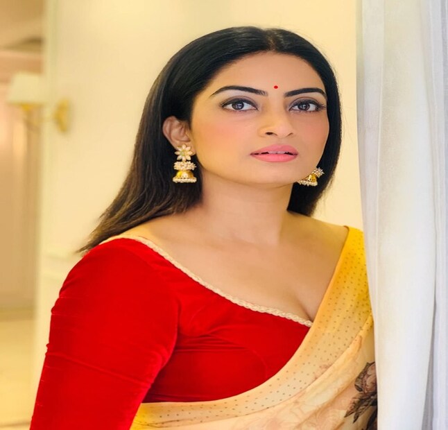 শাড়িতে এমনিতেই বাঙালি কন্যাদের ভাল লাগে দেখতে ৷ এ ক্ষেত্রে অঙ্কিতাকেও সুপারহট লাগছে ৷ ৷ ছবি সৌজন্যে ফেসবুক ৷ 