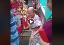 দুর্গাপুজোর কুমারীকে ঘিরে তুমুল নাচ ৮৫ বছরের বৃদ্ধার, ভিডিও ভাইরাল দুর্গাপুজোর কুমারীকে ঘিরে তুমুল নাচ ৮৫ বছরের বৃদ্ধার, ভিডিও ভাইরাল