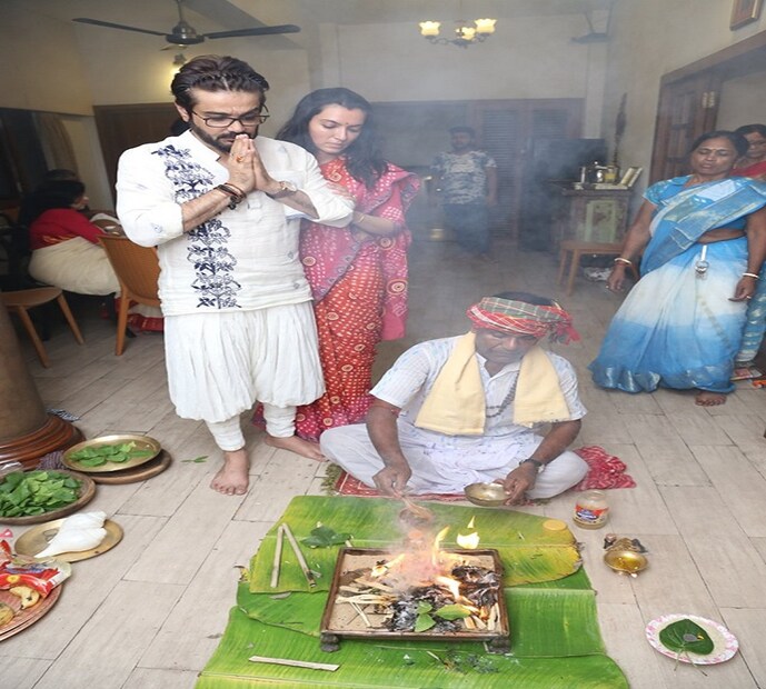 মায়ের আরাধনায় প্রসেনজিৎ-অর্পিতা ৷ ছবি সৌজন্যে ফেসবুক ৷