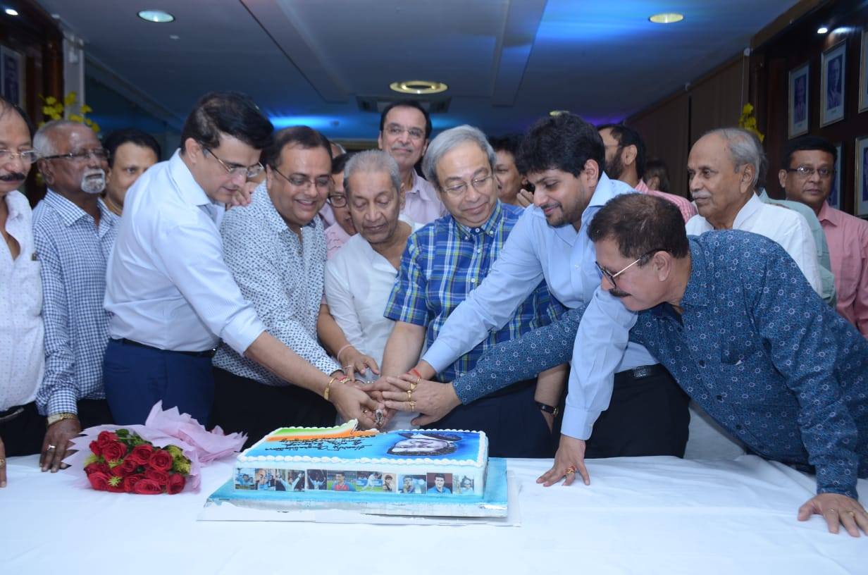 শহরে ফিরেও মহারাজকে পড়তে হল সেই একই প্রশ্নের মুখে। বোর্ড প্রেসিডেন্ট সৌরভের সঙ্গে কি কোনও রাজনৈতিক সমীকরণ হয়েছে ? Photo Courtesy: CAB/Facebook শহরে ফিরেও মহারাজকে পড়তে হল সেই একই প্রশ্নের মুখে। বোর্ড প্রেসিডেন্ট সৌরভের সঙ্গে কি কোনও রাজনৈতিক সমীকরণ হয়েছে ? Photo Courtesy: CAB/Facebook