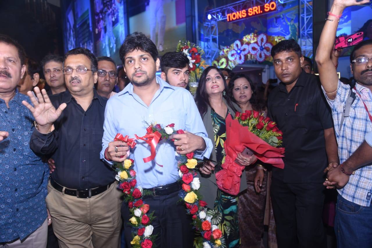 বিকেল ৪.৫৮ মিনিট। মুম্বই থেকে নিজের শহরে ফিরলেন বোর্ড প্রেসিডেন্ট সৌরভ গঙ্গোপাধ্যায়। ভিতর থেকে বাইরে আসার আগেই শুরু উৎসব। Photo Courtesy: CAB/Facebook বিকেল ৪.৫৮ মিনিট। মুম্বই থেকে নিজের শহরে ফিরলেন বোর্ড প্রেসিডেন্ট সৌরভ গঙ্গোপাধ্যায়। ভিতর থেকে বাইরে আসার আগেই শুরু উৎসব। Photo Courtesy: CAB/Facebook