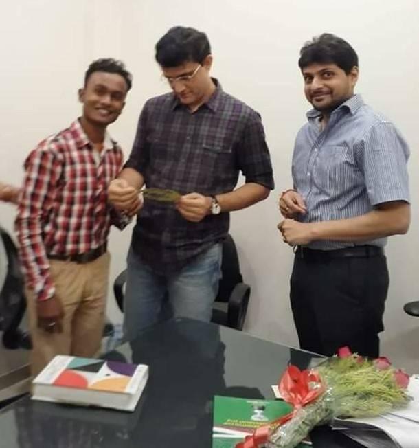মুম্বই যাওয়ার আগে এদিন সিএবি’তে বেশ কিছু সিদ্ধান্ত নিয়ে ফেললেন মহারাজ। আগামী দিনে কল্যাণী এবং যাদবপুর ক্যাম্পাসে রেসিডেন্সিয়াল অ্যাকাডেমি তৈরি করবে সিএবি। অনুমতি পেলে যাদবপুর ক্যাম্পাসে বসানো হবে ফ্লাডলাইট। সিএবির খবর, সভাপতি পদে সৌরভ পদত্যাগ করলে শুরু হবে পরবর্তী সভাপতি নির্বাচনের প্রক্রিয়া। Photo Source: Facebook মুম্বই যাওয়ার আগে এদিন সিএবি’তে বেশ কিছু সিদ্ধান্ত নিয়ে ফেললেন মহারাজ। আগামী দিনে কল্যাণী এবং যাদবপুর ক্যাম্পাসে রেসিডেন্সিয়াল অ্যাকাডেমি তৈরি করবে সিএবি। অনুমতি পেলে যাদবপুর ক্যাম্পাসে বসানো হবে ফ্লাডলাইট। সিএবির খবর, সভাপতি পদে সৌরভ পদত্যাগ করলে শুরু হবে পরবর্তী সভাপতি নির্বাচনের প্রক্রিয়া। Photo Source: Facebook