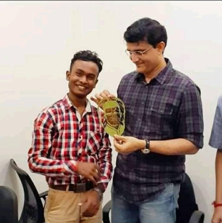 তাঁর শিল্পে জায়গা পেয়েছেন বিবেকানন্দ, রবীন্দ্রনাথ, রামকৃষ্ণ। এবার তাঁর হাতে মহারাজ। বাঁকুড়ার জয়পুরের বাসিন্দা রূপম রায়। বাবা কৃষক। মঙ্গলবার মুম্বই যাচ্ছে সৌরভ। তার আগে সিএবি’তে এসে তাঁর হাতে উপহার তুলে দিলেন রূপম। Photo Source: Facebook তাঁর শিল্পে জায়গা পেয়েছেন বিবেকানন্দ, রবীন্দ্রনাথ, রামকৃষ্ণ। এবার তাঁর হাতে মহারাজ। বাঁকুড়ার জয়পুরের বাসিন্দা রূপম রায়। বাবা কৃষক। মঙ্গলবার মুম্বই যাচ্ছে সৌরভ। তার আগে সিএবি’তে এসে তাঁর হাতে উপহার তুলে দিলেন রূপম। Photo Source: Facebook
