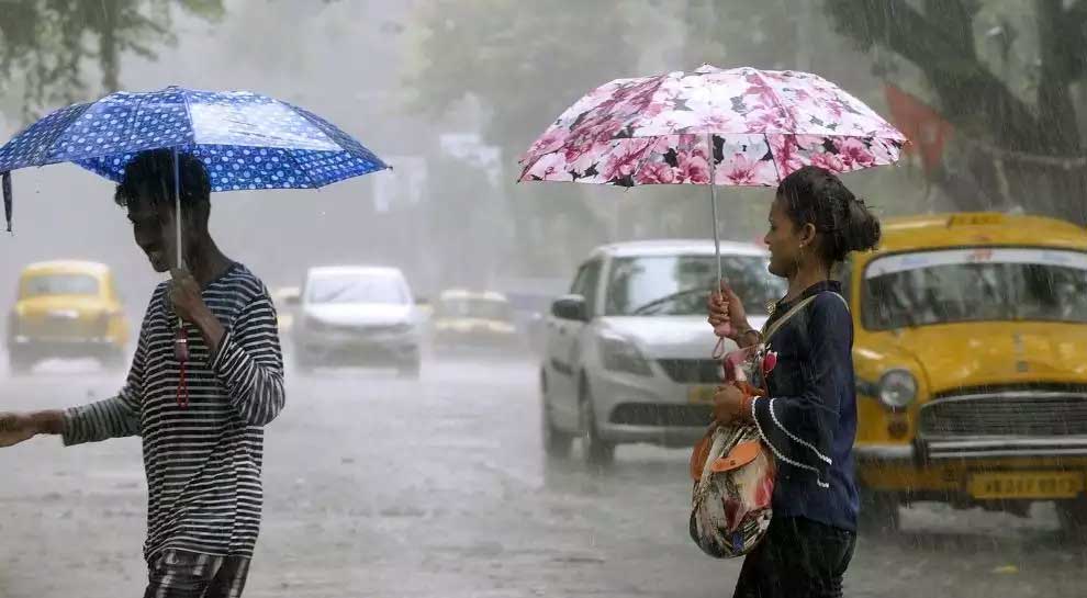অন্ধ্রপ্রদেশ ও তামিলনাড়ুর কাছে বঙ্গোপসাগরের উপর তৈরি হওয়া দুটি নিম্নচাপ দুর্বল হয়ে এসেছে। কাজেই অনেকটাই কমে গিয়েছে বৃষ্টির পরিমাণ। আজ, পঞ্চমী পর্যন্ত এমনই থাকবে আবহাওয়া। কোথাও কোথাও বিক্ষিপ্তভাবে বৃষ্টি হলেও তা খুব সময় স্থায়ী হবে না ৷ Representational Image অন্ধ্রপ্রদেশ ও তামিলনাড়ুর কাছে বঙ্গোপসাগরের উপর তৈরি হওয়া দুটি নিম্নচাপ দুর্বল হয়ে এসেছে। কাজেই অনেকটাই কমে গিয়েছে বৃষ্টির পরিমাণ। আজ, পঞ্চমী পর্যন্ত এমনই থাকবে আবহাওয়া। কোথাও কোথাও বিক্ষিপ্তভাবে বৃষ্টি হলেও তা খুব সময় স্থায়ী হবে না ৷ Representational Image