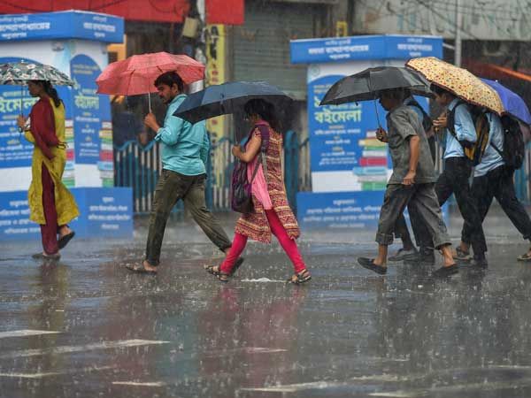 তবে ষষ্ঠী, সপ্তমী, অষ্টমীর দিন বৃষ্টিতে ভিজবে কলকাতা এবং শহরতলি। নবমী, দশমীতে বাড়তে পারে বৃষ্টিপাতের পরিমাণও। তবে ভারী বৃষ্টির সম্ভাবনা প্রায় নেই, এমনটাই জানিয়েছে হাওয়া অফিস। Representational Image তবে ষষ্ঠী, সপ্তমী, অষ্টমীর দিন বৃষ্টিতে ভিজবে কলকাতা এবং শহরতলি। নবমী, দশমীতে বাড়তে পারে বৃষ্টিপাতের পরিমাণও। তবে ভারী বৃষ্টির সম্ভাবনা প্রায় নেই, এমনটাই জানিয়েছে হাওয়া অফিস। Representational Image