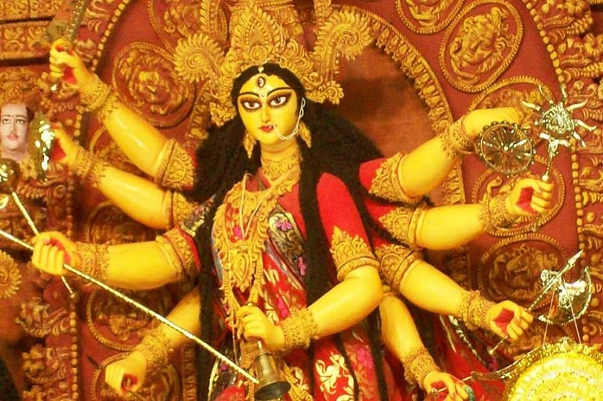 দর্শনার্থীদের এবং মণ্ডপ চত্বরে থাকা প্রত্যেকের মাস্ক পরা বাধ্যতামূলক৷ কেউ মাস্ক পরে না এলে পুজো মণ্ডপে প্রবেশের আগেই তাঁদের মাস্ক দেওয়ার ব্যবস্থা করতে হবে পুজোর উদ্যোক্তাদের৷ একই ভাবে স্যানিটাইজারের ব্যবহারও বাধ্যতামূলক৷ প্যান্ডেল প্রবেশে বেশ কিছুটা আগে দর্শনার্থীদের স্যানিটাইজার দেওয়ার ব্যবস্থা রাখতে হবে৷প্রতীকী ছবি দর্শনার্থীদের এবং মণ্ডপ চত্বরে থাকা প্রত্যেকের মাস্ক পরা বাধ্যতামূলক৷ কেউ মাস্ক পরে না এলে পুজো মণ্ডপে প্রবেশের আগেই তাঁদের মাস্ক দেওয়ার ব্যবস্থা করতে হবে পুজোর উদ্যোক্তাদের৷ একই ভাবে স্যানিটাইজারের ব্যবহারও বাধ্যতামূলক৷ প্যান্ডেল প্রবেশে বেশ কিছুটা আগে দর্শনার্থীদের স্যানিটাইজার দেওয়ার ব্যবস্থা রাখতে হবে৷প্রতীকী ছবি