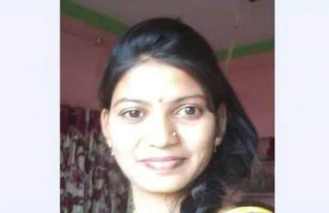 পূজার পরিবার বাড়ির লোকজন অ্যাম্বুলেন্সের খোঁজ শুরু করে ৷ কিন্তু কিছুতেই অ্যাম্বুলেন্স পাওয়া না যাওয়ায় শারীরিক অবস্থার আরও অবনতি হতে শুরু করে ৷ পূজার পরিবার বাড়ির লোকজন অ্যাম্বুলেন্সের খোঁজ শুরু করে ৷ কিন্তু কিছুতেই অ্যাম্বুলেন্স পাওয়া না যাওয়ায় শারীরিক অবস্থার আরও অবনতি হতে শুরু করে ৷