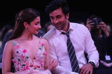 মুম্বই ছেড়ে লন্ডনে পাড়ি দিলেন রণবীর-আলিয়া, আসছে সপ্তাহেই নাকি বিয়ে? মুম্বই ছেড়ে লন্ডনে পাড়ি দিলেন রণবীর-আলিয়া, আসছে সপ্তাহেই নাকি বিয়ে?