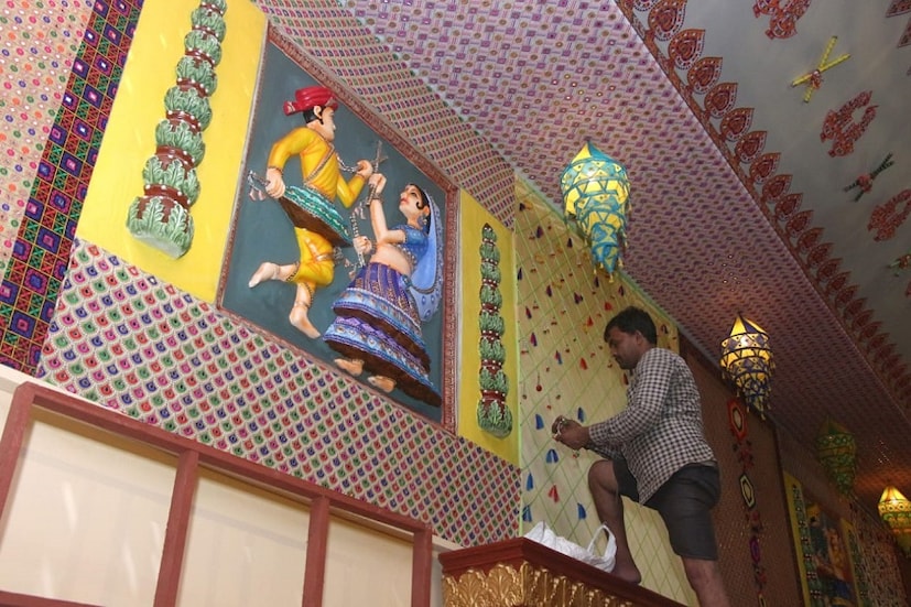 কল্লোল দুর্গোৎসবে এবার রাজস্থানকেই থিম হিসেবে বেছে নিয়েছেন উদ্যোগতারা৷ প্রতিবারই তাঁর মন্ডপসজ্জায় থাকে বিশেষ চমক৷ 