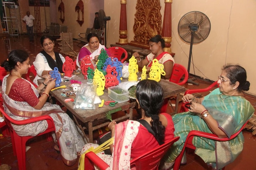 টুকরো আয়না দেওয়া কাপড়, মটকা, রাজস্থানী পুতুল৷ এসব দিয়েই তৈরি হচ্ছে প্যান্ডেল৷ এবার মহিলারা রয়েছে মন্ডপ সজ্জার দায়িত্বে৷ মন্ডপের সামনে থাকবে রঙ্গোলিও৷ টুকরো আয়না দেওয়া কাপড়, মটকা, রাজস্থানী পুতুল৷ এসব দিয়েই তৈরি হচ্ছে প্যান্ডেল৷ এবার মহিলারা রয়েছে মন্ডপ সজ্জার দায়িত্বে৷ মন্ডপের সামনে থাকবে রঙ্গোলিও৷